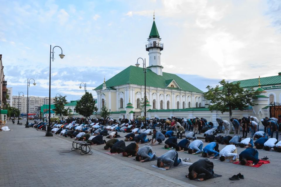 Главный гает-намаз Курбан-байрама 27 мая пройдет в мечети Аль-Марджани, рассказали наши источники