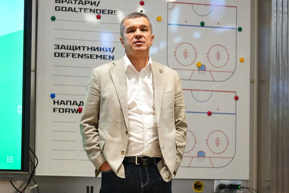 Руководство «Ак Барса» обратилось к игрокам в раздевалке после финала Кубка Гагарина Руководство «Ак Барса» обратилось к игрокам в раздевалке после финала Кубка Гагарина