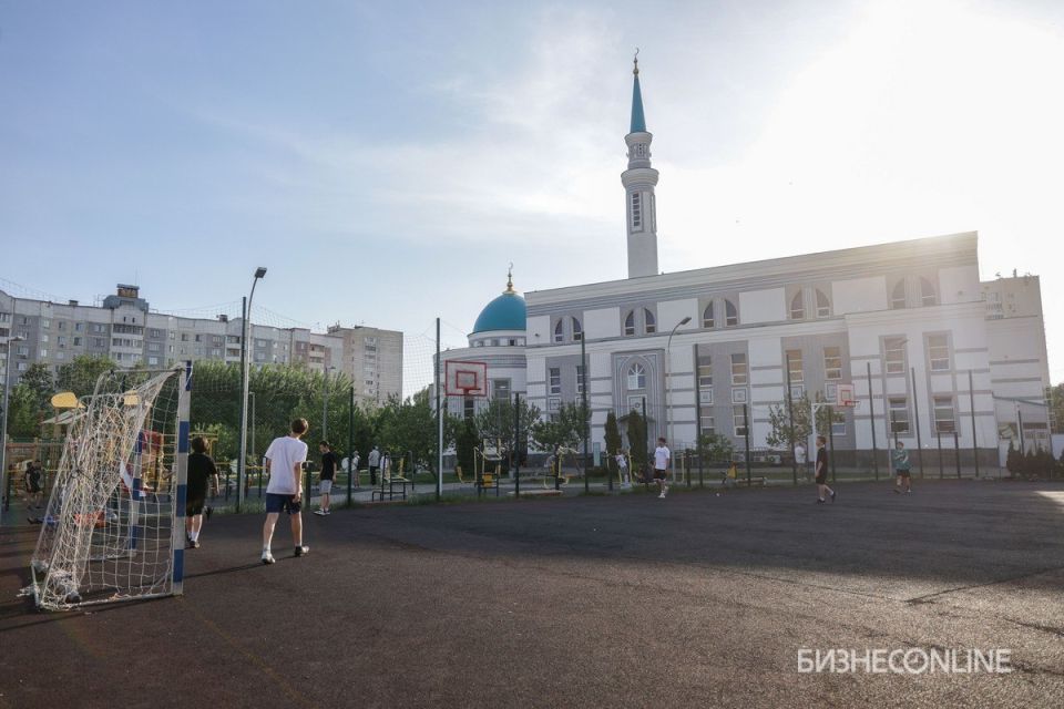 Ильсур Метшин показал президенту Федерации водных видов спорта РФ Дмитрию Мазепину уникальный бассейн в Казани Ильсур Метшин показал президенту Федерации водных видов спорта РФ Дмитрию Мазепину уникальный бассейн в Казани