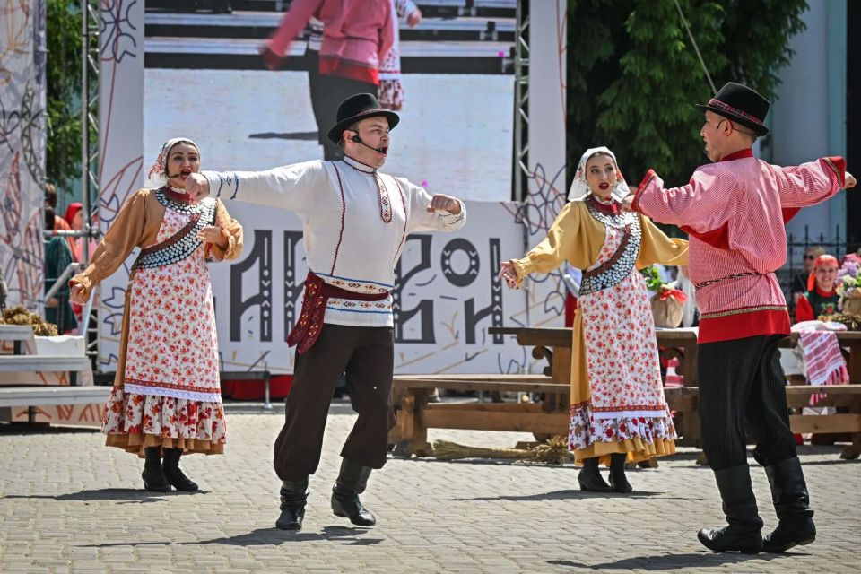 Республиканским праздником русской народной культуры «Каравон» стартовали республиканские праздники традиционной культуры народов, проживающих в Республике Татарстан Республиканским праздником русской народной культуры «Каравон» стартовали республиканские праздники традиционной культуры народов, проживающих в Республике Татарстан