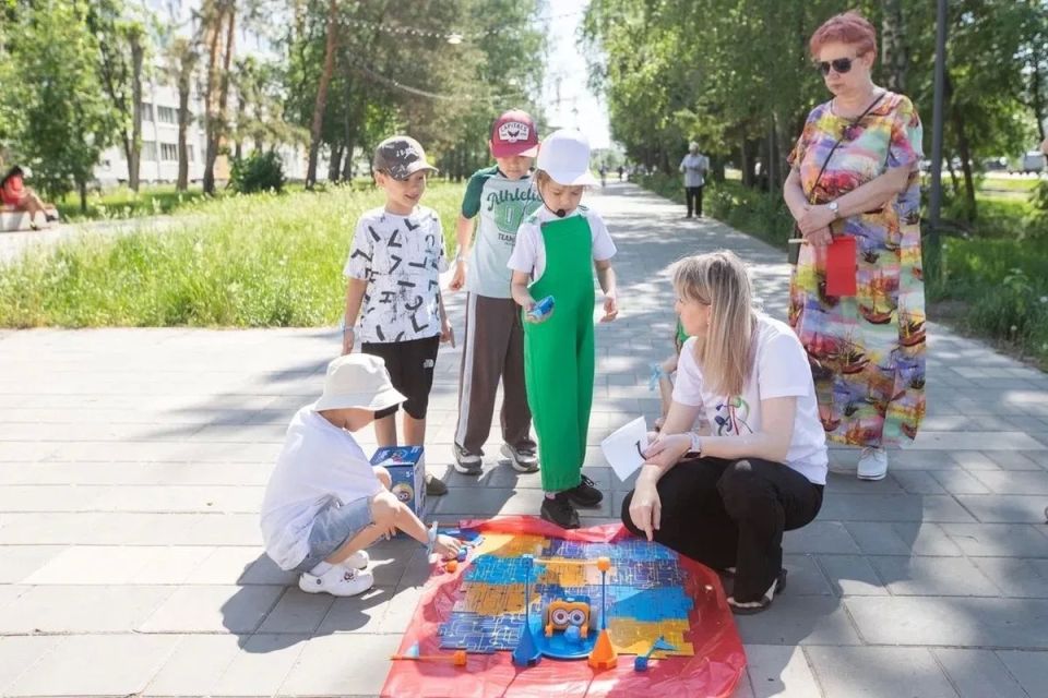 сквере Менделеева Нижнекамска прошёл профориентационный фестиваль с участием воспитанников детских садов