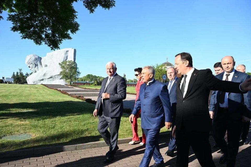 Раис РТ Рустам Минниханов начал рабочую программу в Брестской области с посещения Мемориального комплекса «Брестская крепость»