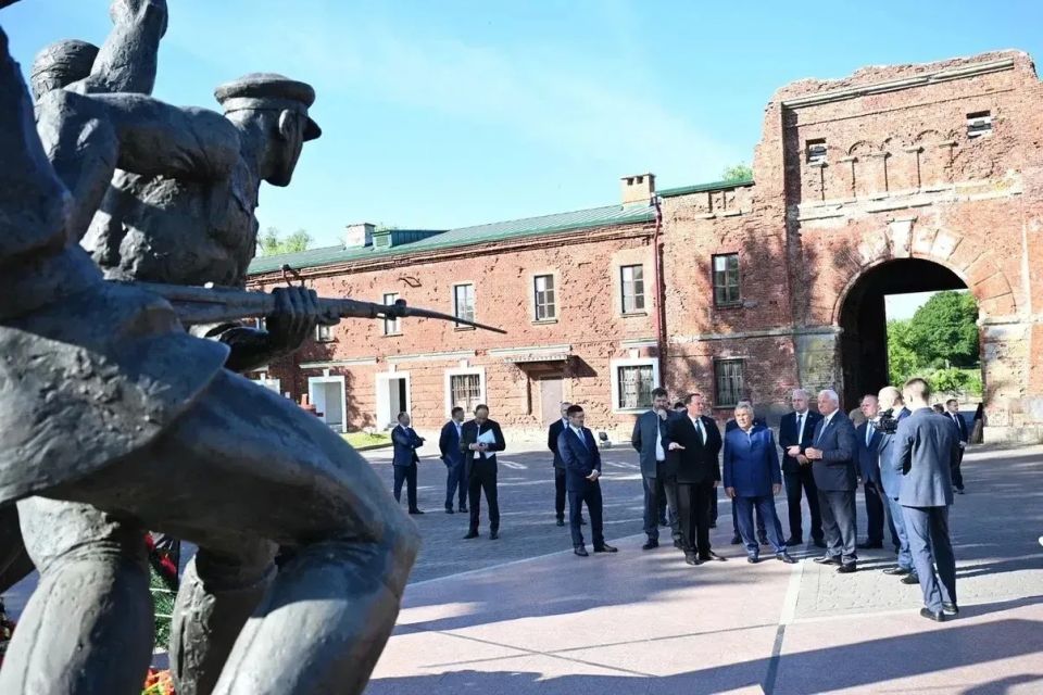 Рустам Минниханов начал рабочую поездку в Брестской области с посещения мемориала «Брестская крепость» Рустам Минниханов начал рабочую поездку в Брестской области с посещения мемориала «Брестская крепость»