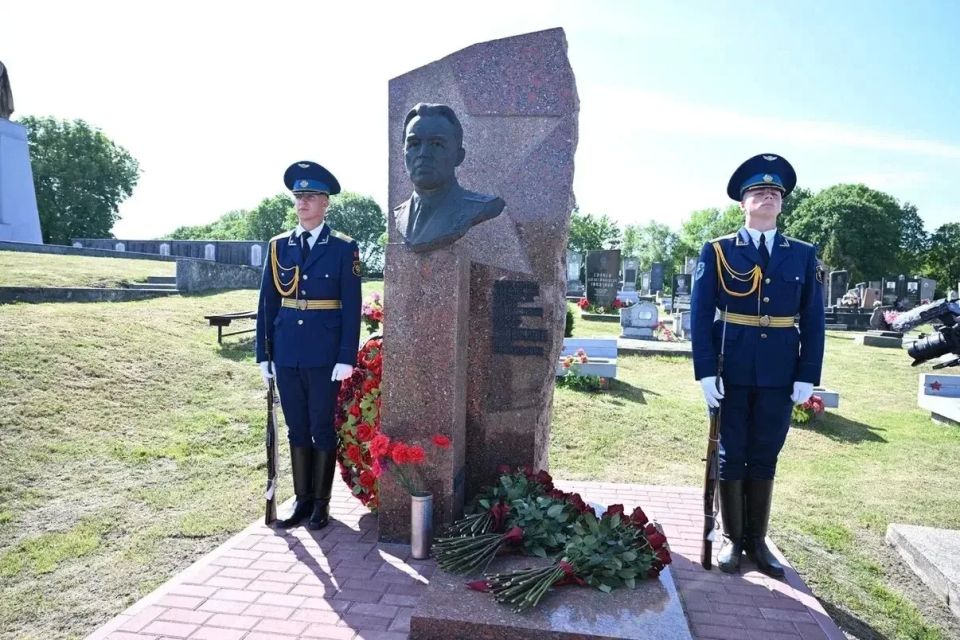 Рустам Минниханов возложил цветы на могилу Героя Советского Союза Петра Гаврилова Рустам Минниханов возложил цветы на могилу Героя Советского Союза Петра Гаврилова