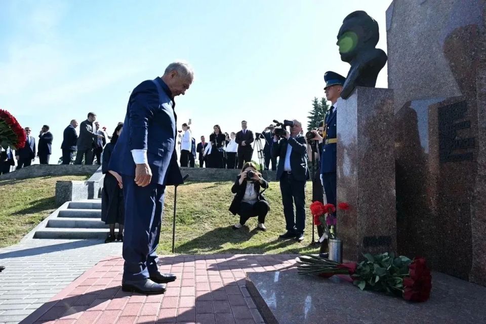 Рустам Минниханов возложил цветы на могилу Героя Советского Союза Петра Гаврилова Рустам Минниханов возложил цветы на могилу Героя Советского Союза Петра Гаврилова