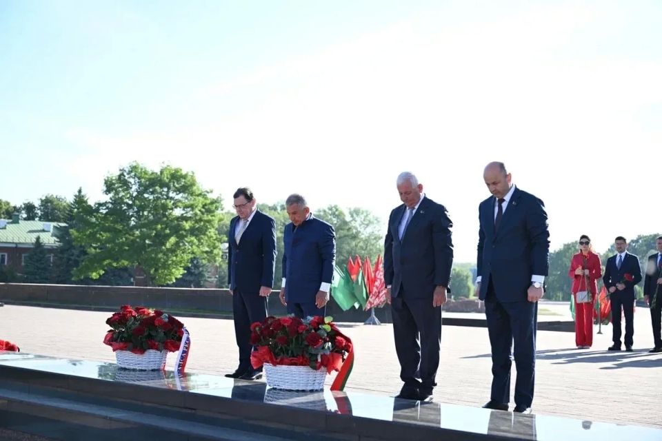 Раис РТ Рустам Минниханов начал рабочую программу в Брестской области с посещения Мемориального комплекса «Брестская крепость» Раис РТ Рустам Минниханов начал рабочую программу в Брестской области с посещения Мемориального комплекса «Брестская крепость»