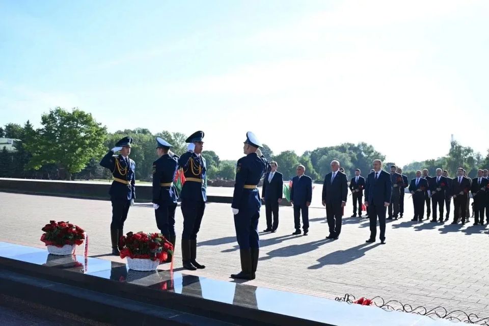 Рустам Минниханов начал рабочую поездку в Брестской области с посещения мемориала «Брестская крепость» Рустам Минниханов начал рабочую поездку в Брестской области с посещения мемориала «Брестская крепость»