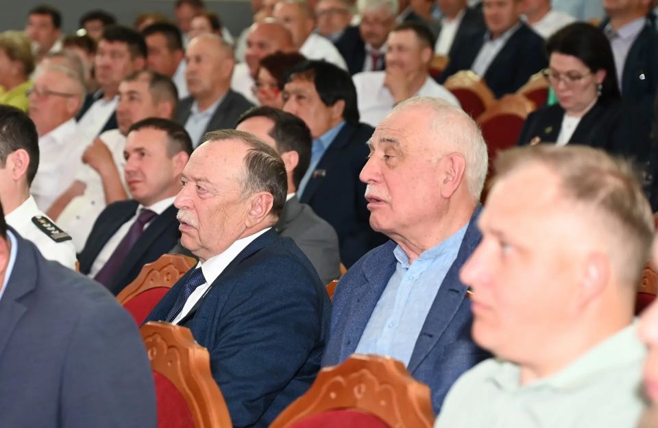 Марат Ахметов: «Муниципалитетам полезно изучить опыт пригородных районов, где стабильно работают и сельхозпредприятия, и ЛПХ» Марат Ахметов: «Муниципалитетам полезно изучить опыт пригородных районов, где стабильно работают и сельхозпредприятия, и ЛПХ»