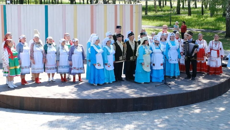 Национальные общества Дома дружбы народов дали концерт в парке «Семья» Национальные общества Дома дружбы народов дали концерт в парке «Семья»