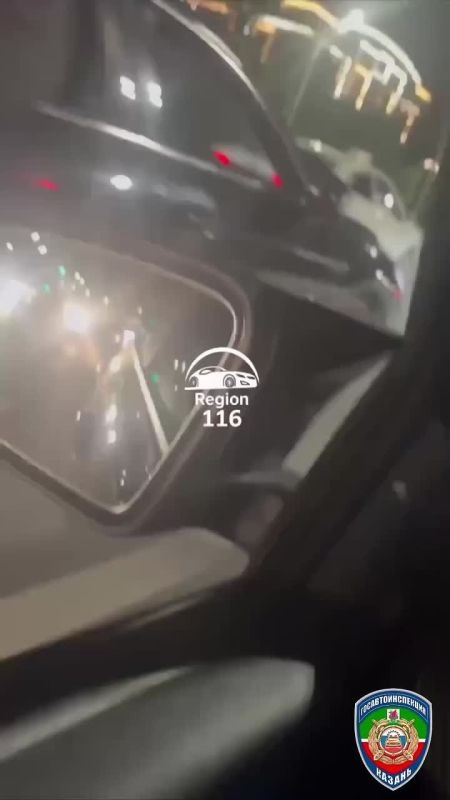 В Казани наказали водителя, у которого пассажирка сидела в окне на Кремлёвской дамбе
