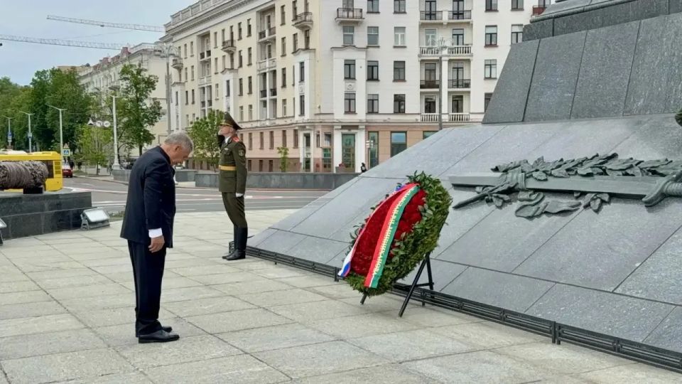 Рустам Минниханов начал рабочую программу в Минске с возложения цветов к монументу Победы Рустам Минниханов начал рабочую программу в Минске с возложения цветов к монументу Победы