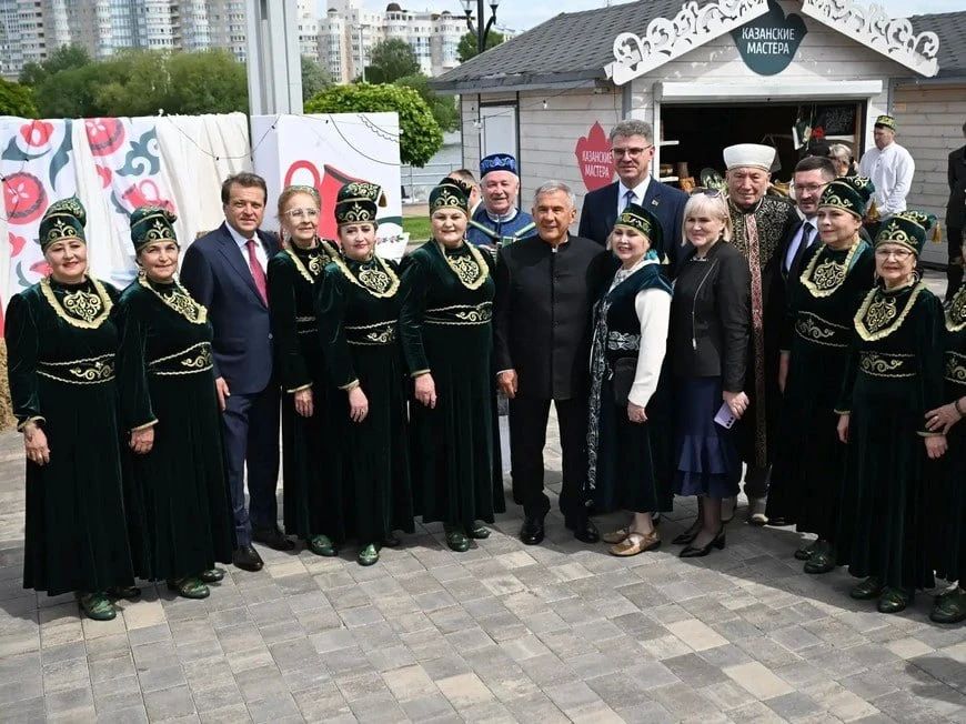 Половина общественного транспорта Казани — автобусы, троллейбусы и трамваи минского производства, заявил мэр города Ильсур Метшин перед бизнес-форумом в Минске Половина общественного транспорта Казани — автобусы, троллейбусы и трамваи минского производства, заявил мэр города Ильсур Метшин перед бизнес-форумом в Минске