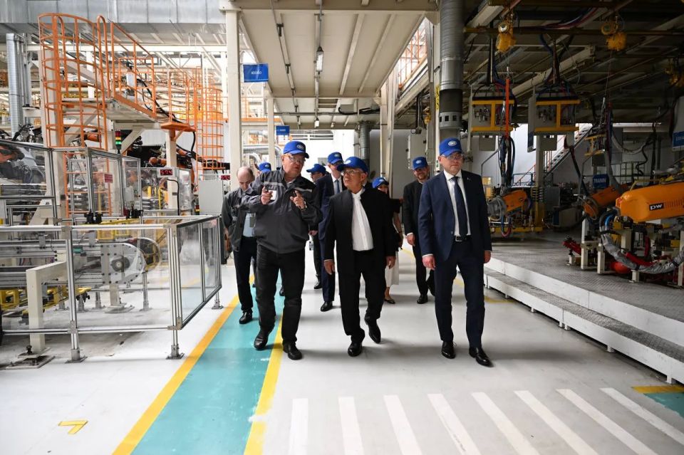 Рустам Минниханов посетил завод «БЕЛДЖИ»
