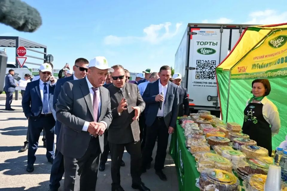 Марат Ахметов осмотрел промышленный парк «Арский» и семейную конеферму Марат Ахметов осмотрел промышленный парк «Арский» и семейную конеферму