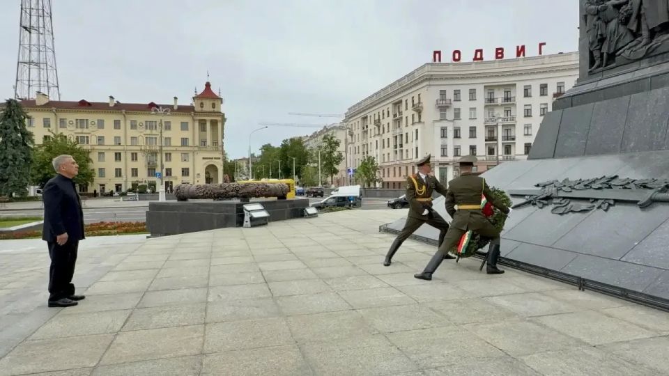 Рустам Минниханов начал рабочую программу в Минске с возложения цветов к монументу Победы Рустам Минниханов начал рабочую программу в Минске с возложения цветов к монументу Победы