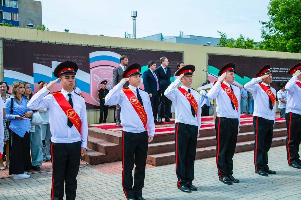 Мэр Нижнекамска поздравил кадетов с окончанием учебного года Мэр Нижнекамска поздравил кадетов с окончанием учебного года