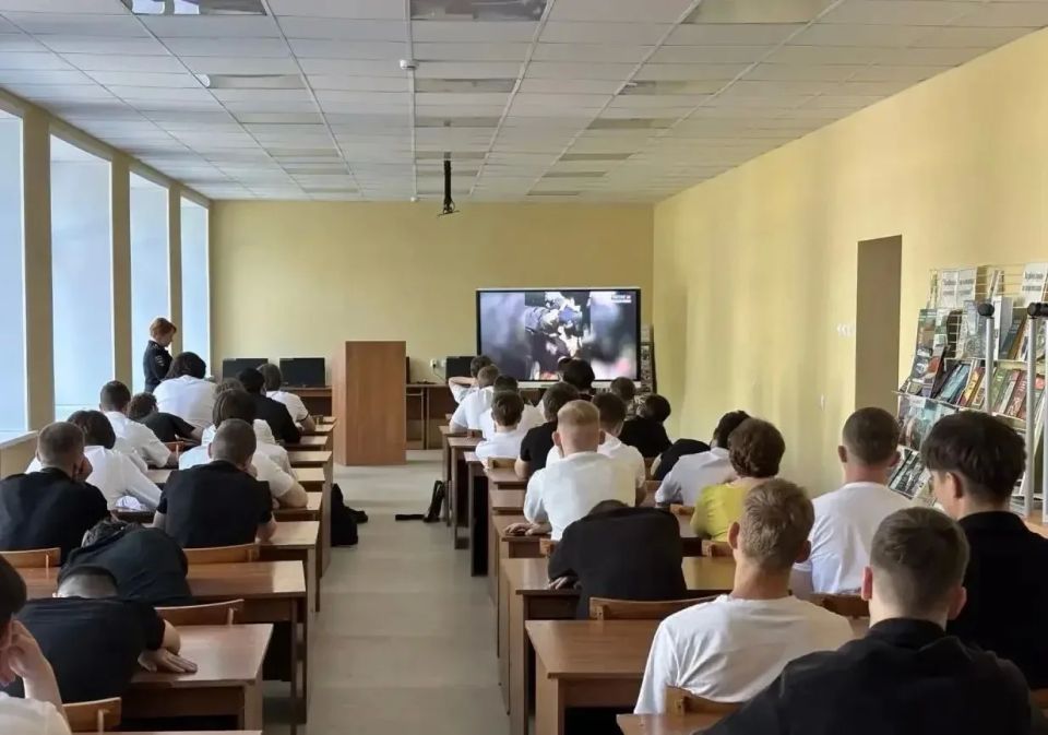Безопасное лето! Полицейские напоминают школьникам о правилах безопасности во время летних каникул Безопасное лето! Полицейские напоминают школьникам о правилах безопасности во время летних каникул