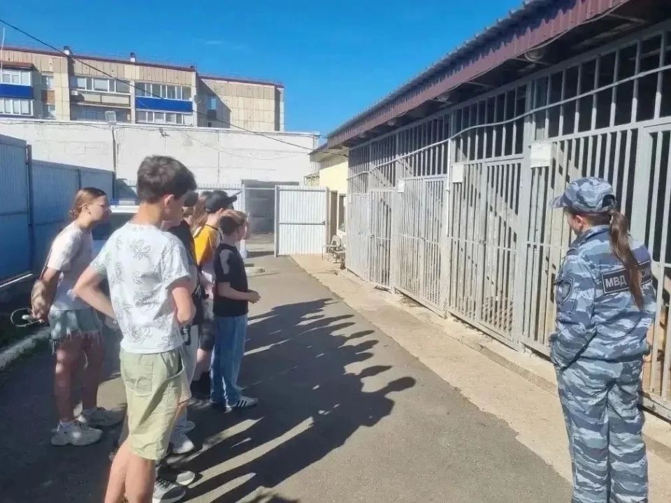 В Татарстане юные Лениногорцы посетили отдел полиции В Татарстане юные Лениногорцы посетили отдел полиции
