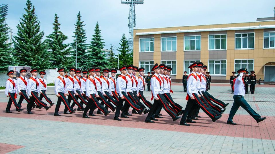 Мэр Нижнекамска поздравил кадетов с окончанием учебного года Мэр Нижнекамска поздравил кадетов с окончанием учебного года