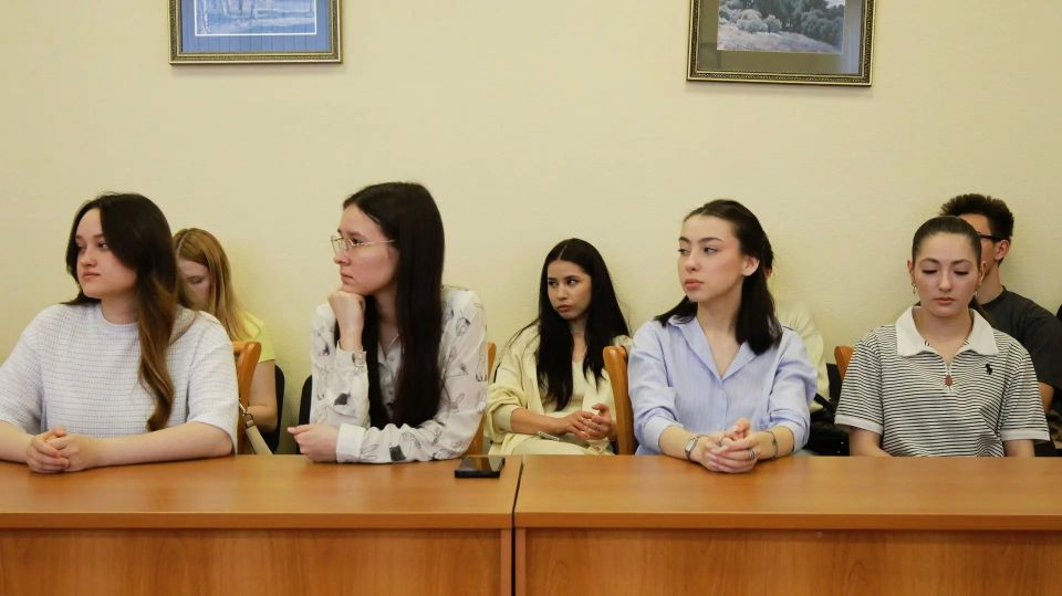 В Татарстане сотрудники полиции провели беседу с выпускниками ВУЗа В Татарстане сотрудники полиции провели беседу с выпускниками ВУЗа