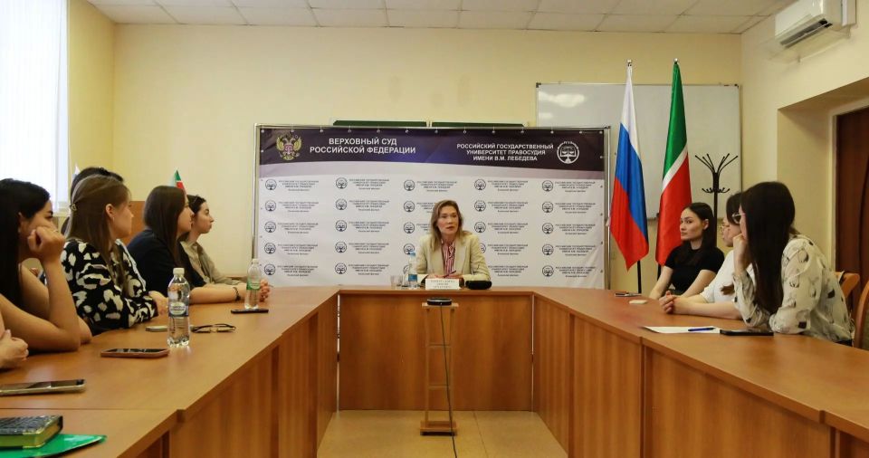 В Татарстане сотрудники полиции провели беседу с выпускниками ВУЗа В Татарстане сотрудники полиции провели беседу с выпускниками ВУЗа