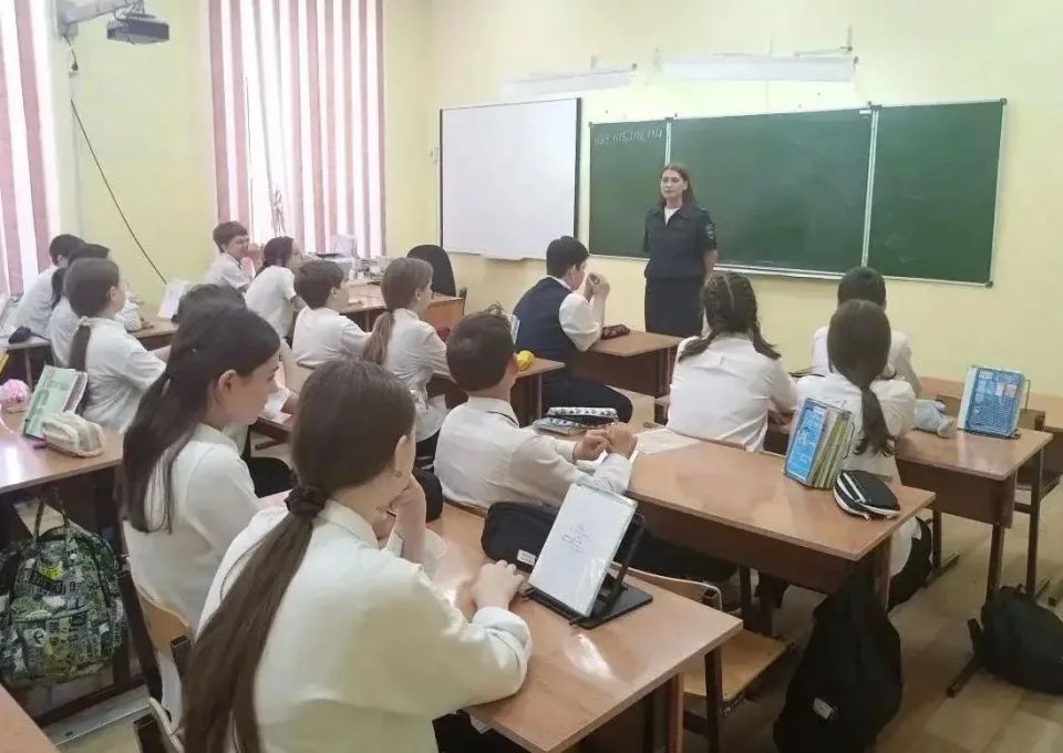 Безопасное лето! Полицейские напоминают школьникам о правилах безопасности во время летних каникул Безопасное лето! Полицейские напоминают школьникам о правилах безопасности во время летних каникул