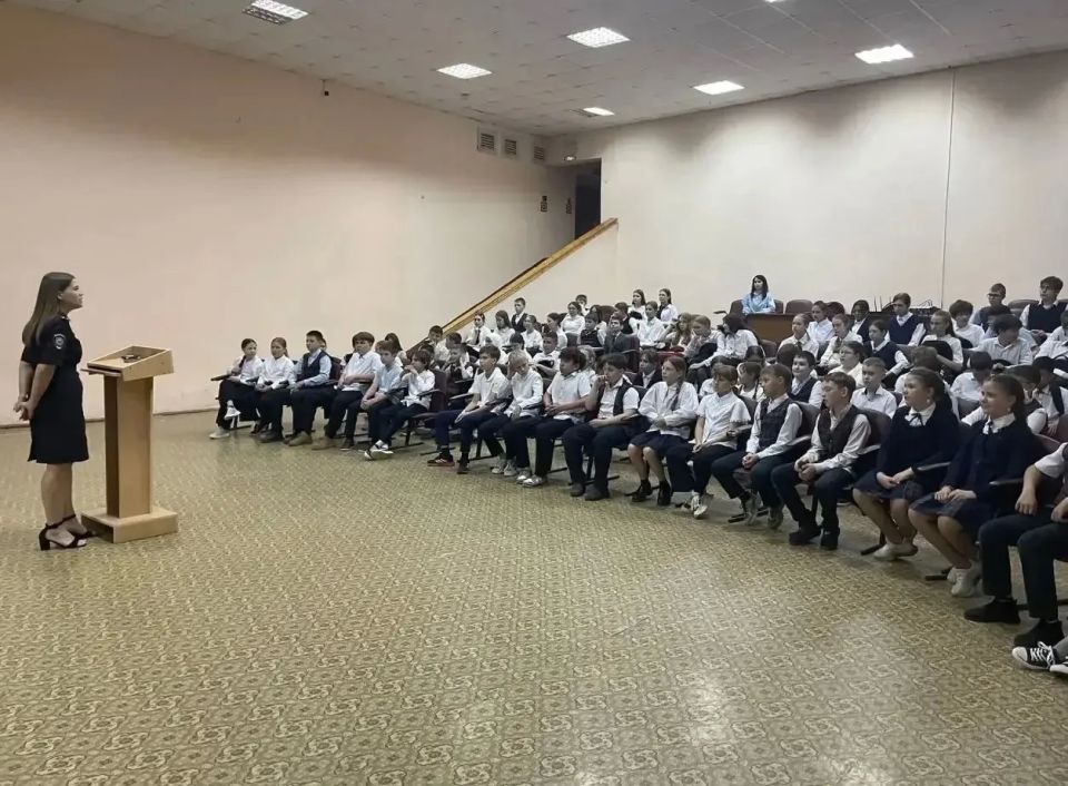 Безопасное лето! Полицейские напоминают школьникам о правилах безопасности во время летних каникул Безопасное лето! Полицейские напоминают школьникам о правилах безопасности во время летних каникул