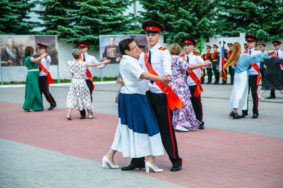Мэр Нижнекамска поздравил кадетов с окончанием учебного года Мэр Нижнекамска поздравил кадетов с окончанием учебного года