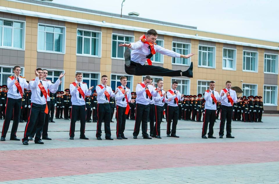 Мэр Нижнекамска поздравил кадетов с окончанием учебного года Мэр Нижнекамска поздравил кадетов с окончанием учебного года