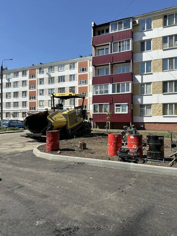 Во дворе дома по адресу Тукая, 5А продолжаются активные работы по программе «Наш двор» Во дворе дома по адресу Тукая, 5А продолжаются активные работы по программе «Наш двор»