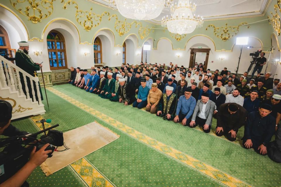 Рустам Минниханов встретил Курбан-байрам в мечети «Аль-Марджани» в Казани Рустам Минниханов встретил Курбан-байрам в мечети «Аль-Марджани» в Казани