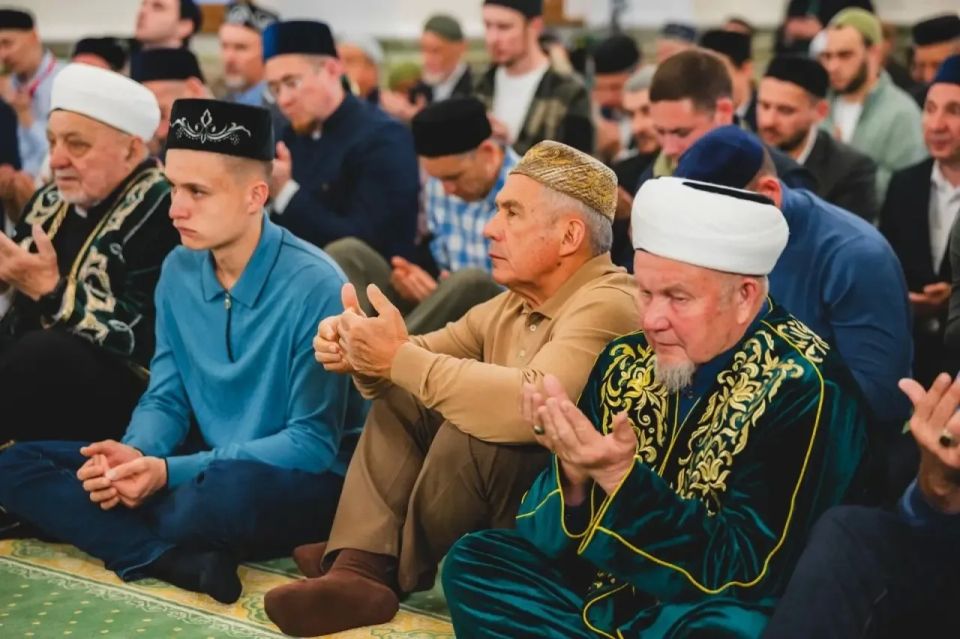 Минниханов принял участие в праздничном намазе в мечети «Аль-Марджани» Минниханов принял участие в праздничном намазе в мечети «Аль-Марджани»