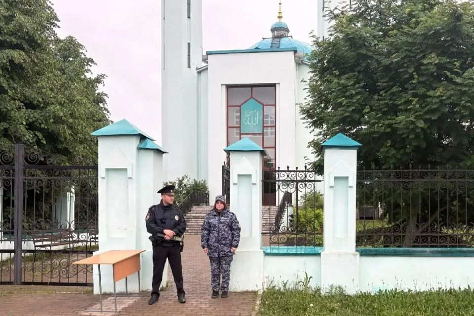 Военнослужащие и сотрудники Приволжского ордена Жукова округа Росгвардии обеспечили безопасность празднования Курбан-байрама Военнослужащие и сотрудники Приволжского ордена Жукова округа Росгвардии обеспечили безопасность празднования Курбан-байрама