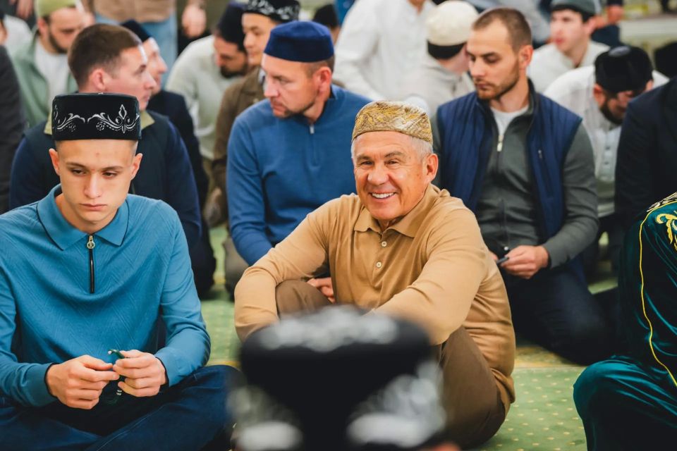 Кадры с праздничного намаза в честь Курбан-байрам в мечети «Аль-Марджани» Кадры с праздничного намаза в честь Курбан-байрам в мечети «Аль-Марджани»