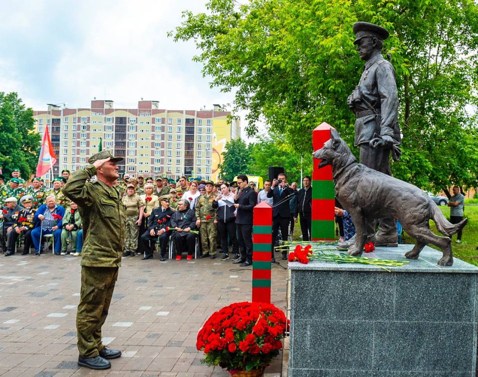 В Нижнекамске открыли памятник пограничникам В Нижнекамске открыли памятник пограничникам
