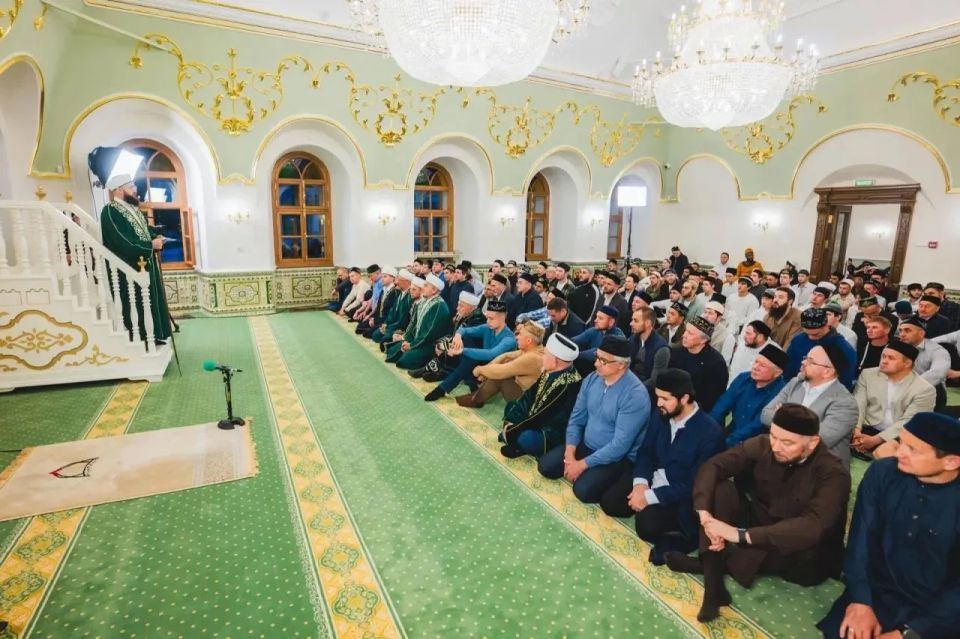 Минниханов принял участие в праздничном намазе в мечети «Аль-Марджани» Минниханов принял участие в праздничном намазе в мечети «Аль-Марджани»