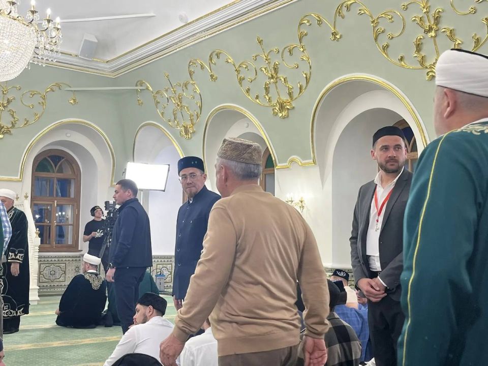 «За просмотр соцсетей и телевизора награда не запишется, а при чтении Корана — за каждую букву», — говорил муфтий Татарстана Камиль Самигуллин во время гает-намаза Курбан-байрама в мечети Аль-Марджани «За просмотр соцсетей и телевизора награда не запишется, а при чтении Корана — за каждую букву», — говорил муфтий Татарстана Камиль Самигуллин во время гает-намаза Курбан-байрама в мечети Аль-Марджани
