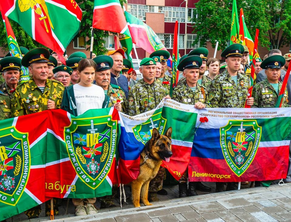 В Нижнекамске открыли памятник пограничникам В Нижнекамске открыли памятник пограничникам