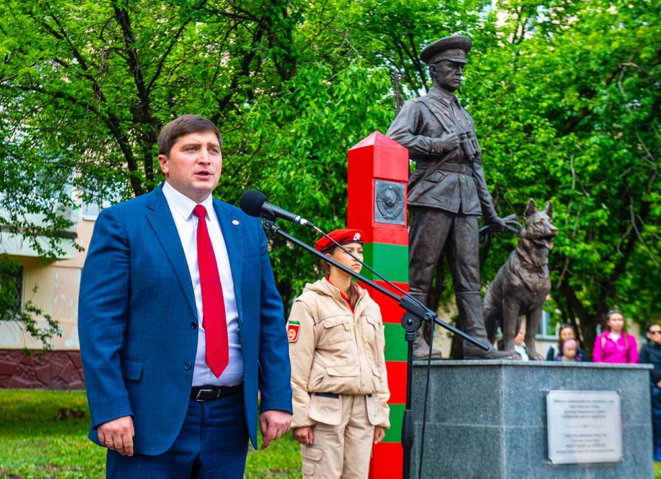 В Нижнекамске открыли памятник пограничникам В Нижнекамске открыли памятник пограничникам