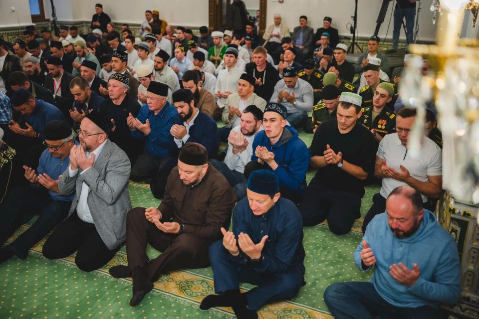 Кадры с праздничного намаза в честь Курбан-байрам в мечети «Аль-Марджани» Кадры с праздничного намаза в честь Курбан-байрам в мечети «Аль-Марджани»