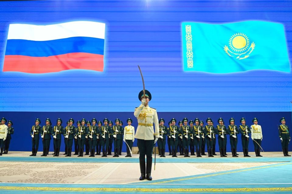 Путин на Aurus приехал на переговоры с Токаевым Путин на Aurus приехал на переговоры с Токаевым
