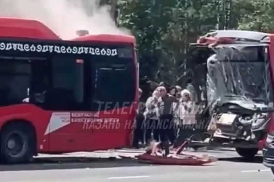 Два «краснобуса» столкнулись на Горьковском шоссе в Казани, есть пострадавшие