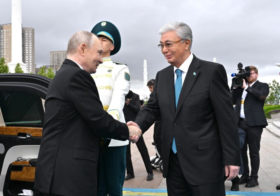 Путин на Aurus приехал на переговоры с Токаевым Путин на Aurus приехал на переговоры с Токаевым