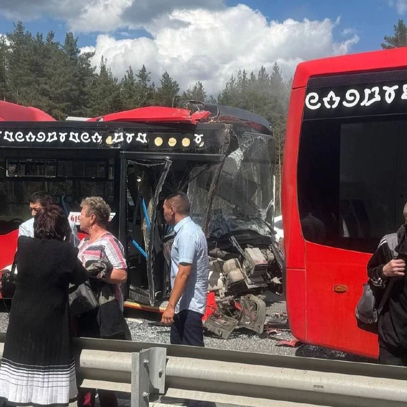 Десять человек, в том числе четыре ребенка пострадали в столкновении двух автобусов в Казани, возбуждено уголовное дело, передает СК