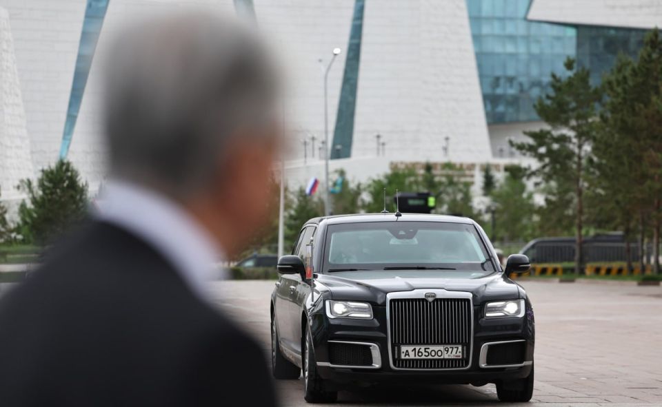 Путин на Aurus приехал на переговоры с Токаевым Путин на Aurus приехал на переговоры с Токаевым