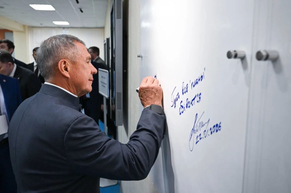 Раис Татарстана Рустам Минниханов принял участие в стратегической сессии «Новые материалы и химия» в КНИТУ-КАИ