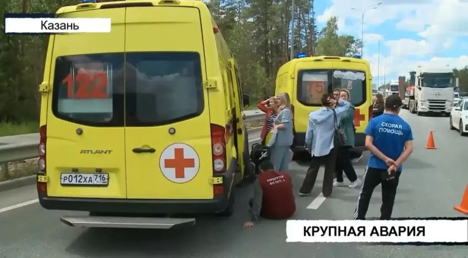 «Я всё видел, не надо врать!» — очевидцы устроили перепалку на месте жёсткого ДТП с автобусами в Казани