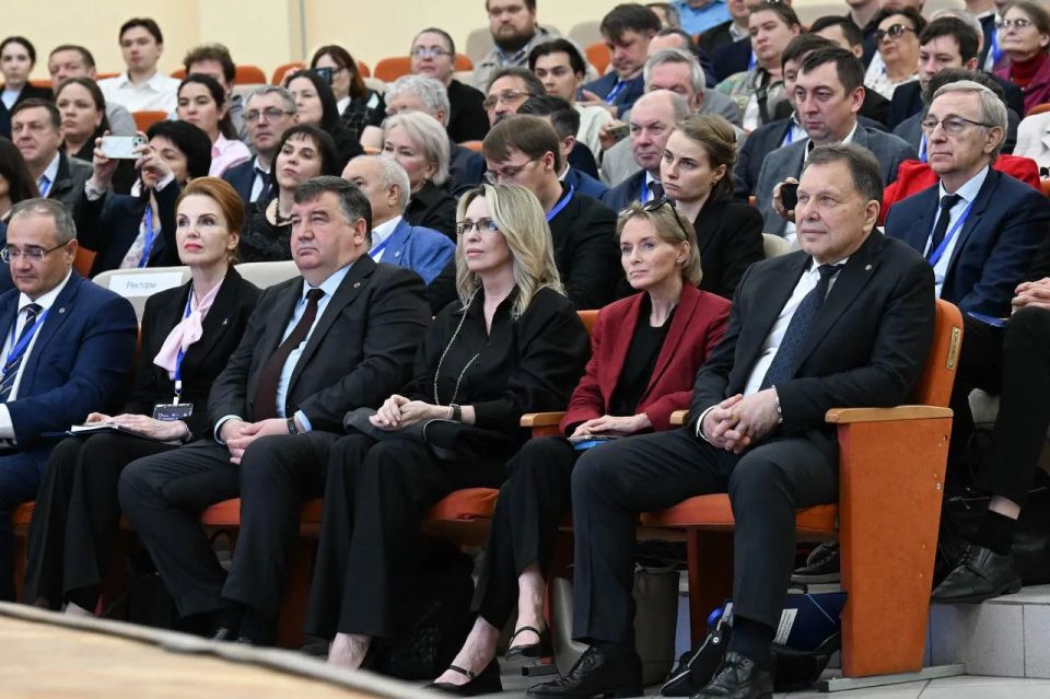 В Казани прошла стратегическая сессия Минобрнауки России и Госкорпорации «Ростех» В Казани прошла стратегическая сессия Минобрнауки России и Госкорпорации «Ростех»