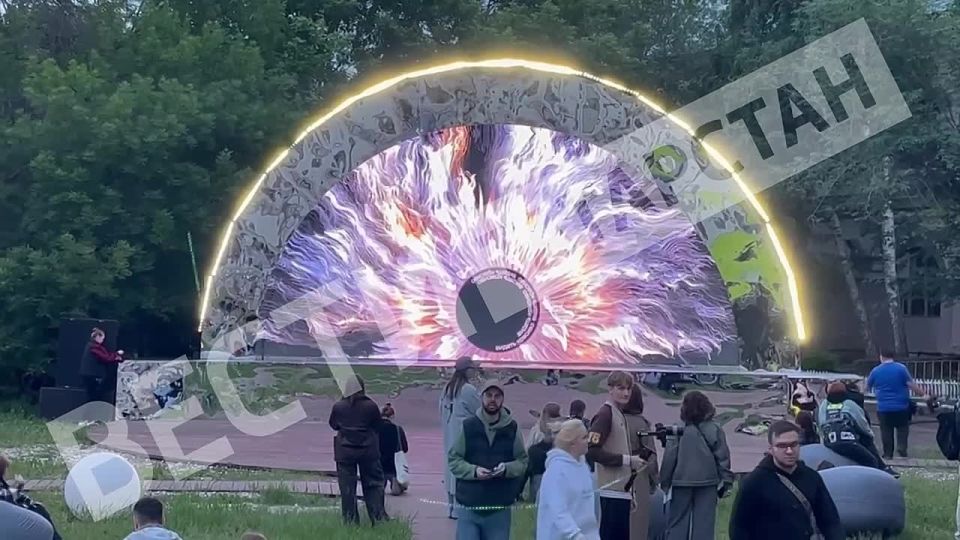 В дворе национального музея Казани работает инсталляция “IRIS”, символизирующая глаз, в рамках фестиваля медиа искусства «Нур»