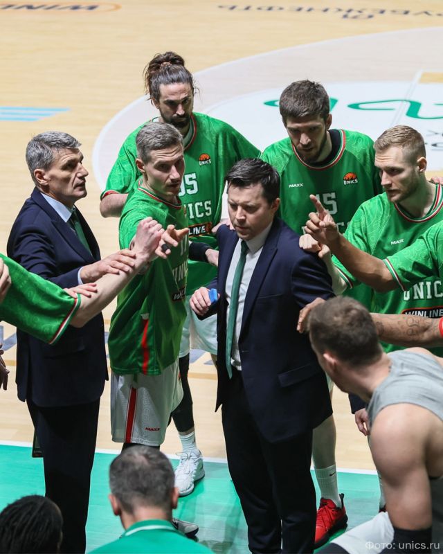 Казанский баскетбольный клуб вышел в финал турнира, победив в решающем 7-м матче полуфинала питерский «Зенит» со счетом 64:55 Казанский баскетбольный клуб вышел в финал турнира, победив в решающем 7-м матче полуфинала питерский «Зенит» со счетом 64:55